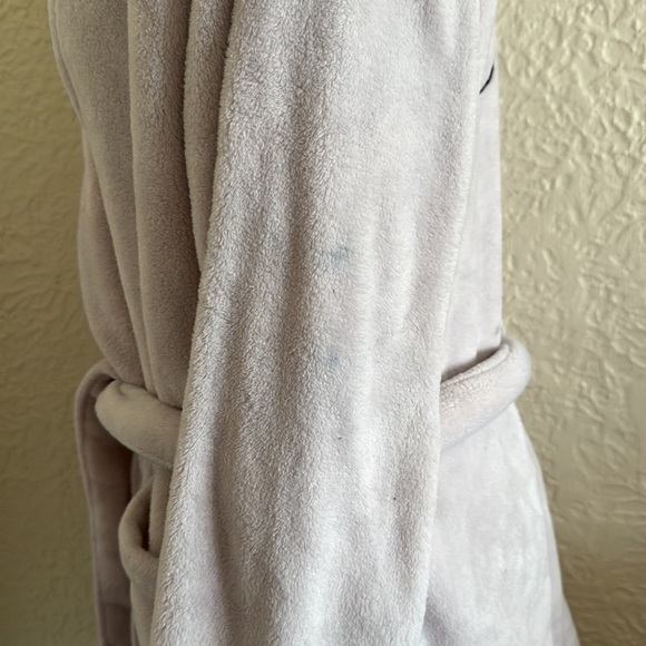 Victoria’s Secret Short Cozy Robe Light Pale Pink Black Logo Plush M/L FLAWS - Picture 7 of 13